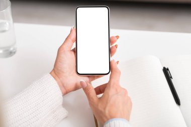 Yeni mesaj ve haberler. Kadın elleri akıllı telefonları kontrol ediyor.