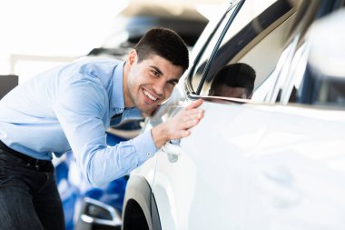 Galerideki Yeni Otomobil Dükkanına Dokunan Adam