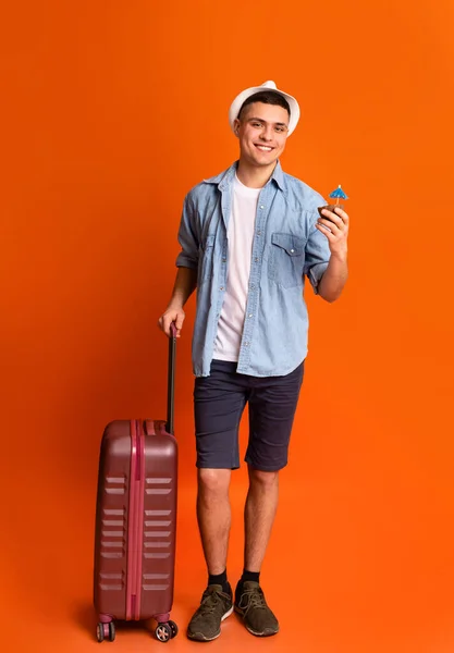 Bagajı egzotik kokteyl taşıyan genç bir turist. — Stok fotoğraf