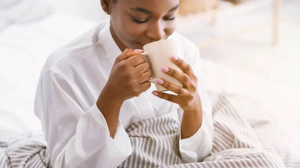 週末に始めなさい。幸せなアフリカ系アメリカ人の女の子ホールディングカップのコーヒー彼女の手 — ストック写真