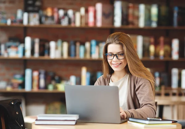 Estudiante alegre chica estudio en línea, aprender el idioma, escribir notas —  Fotos de Stock