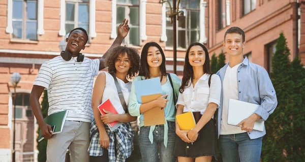 Eerstejaars Oriëntatie Concept. Groep eerstejaars studenten poseren samen buiten — Stockfoto