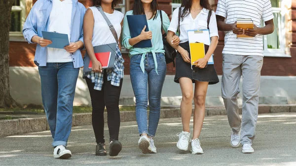 Imagem recortada de estudantes universitários andando ao ar livre perto do campus após as aulas — Fotografia de Stock