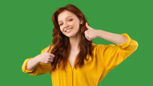 Pozitivní tisíciletá dívka gestikulace palce nahoru na zeleném pozadí, Panorama — Stock fotografie