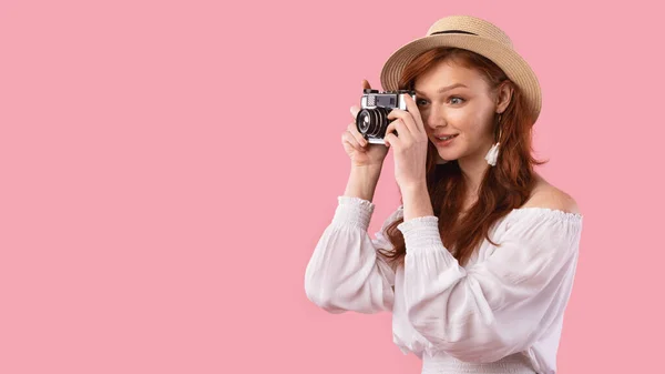 Fényképész lány fotózás a retro kamera, rózsaszín háttér, panoráma — Stock Fotó