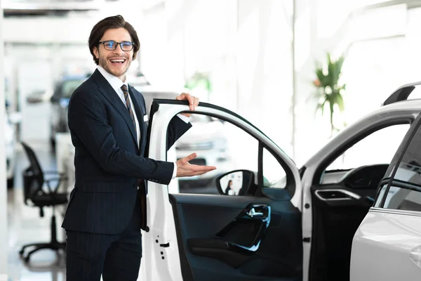 Dealer Showing New Automobile Opening Door For Customer — Stock Photo, Image