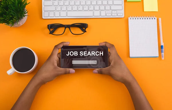 Black girl using phone with job search engine on screen — Stock Photo, Image