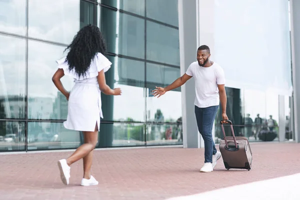 Glad afrikansk amerikansk par möte nära flygplatsen terminal efter global lockdown — Stockfoto