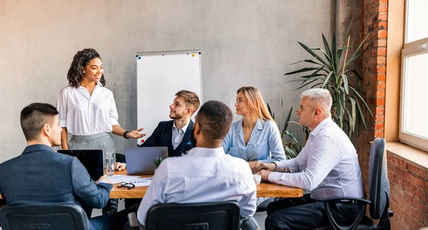 Africano americano empresária dando discurso no escritório moderno, Panorama — Fotografia de Stock