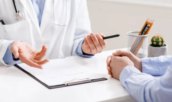 Puzzled doctor talking with poor senior patient, close up — Stock Photo, Image