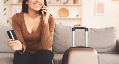 Tanımlanamayan Kız Bankaya Arıyor Bavulla oturuyor, Panorama, Kırpılmış