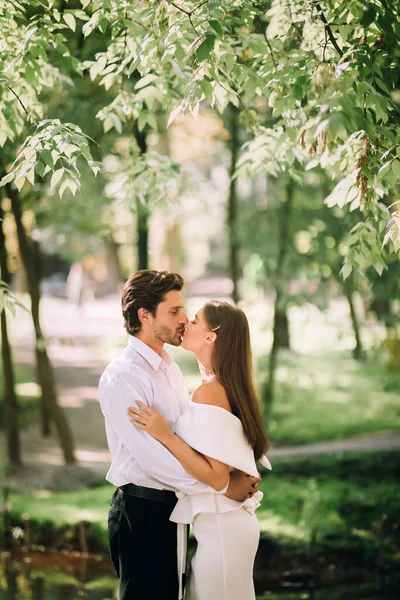 Frisch verheiratetes Paar küsst sich bei Zeremonie ohne Gäste im Naturpark — Stockfoto