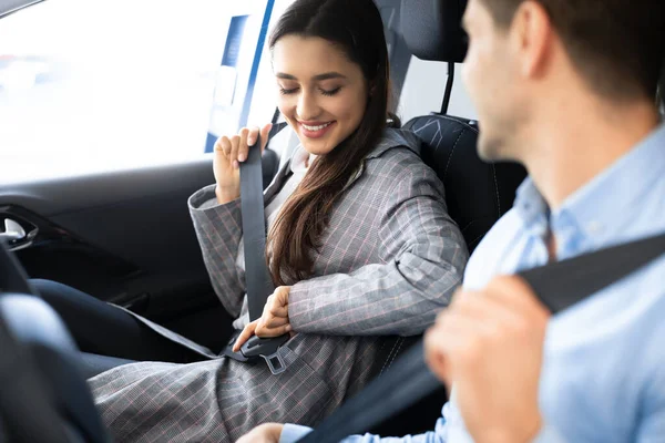 Mann und Mädchen schnallen sich im Auto an — Stockfoto