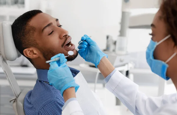 Paciente com boca aberta em tratamento odontológico — Fotografia de Stock