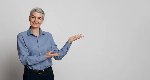 Business Ad. Confident Female Manager Pointing At Copy Space With Two Hands — Stock Photo, Image