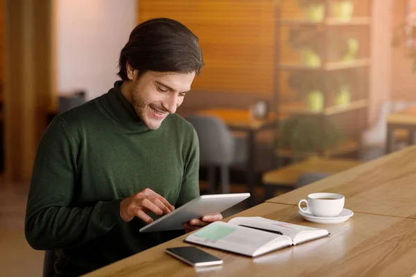 Empresário bem sucedido planejando seu dia, usando tablet digital — Fotografia de Stock