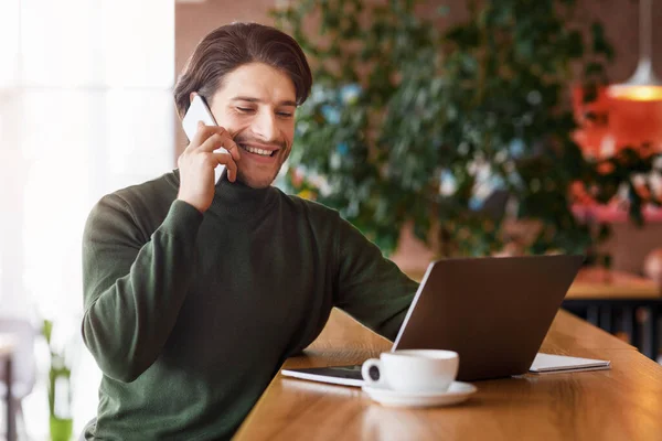 Jovem empreendedor bem sucedido conversando no smartphone — Fotografia de Stock