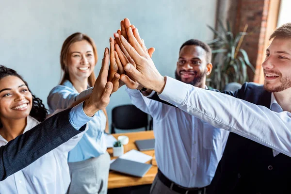 Colegas dando alta cinco celebrando o sucesso do negócio em pé no escritório — Fotografia de Stock