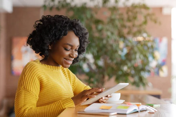 Sorrindo menina africana blogueiro de beleza trabalhando online no café — Fotografia de Stock