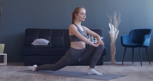 Jeune fille formation sur tapis à la maison — Video