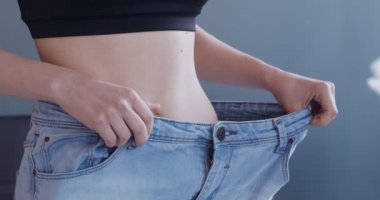 Evde kot pantolon giyen başarılı bir kilo veren kadın.