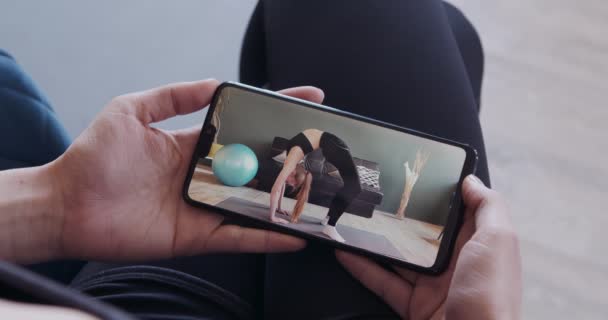 Προπονητής δίνει οδηγίες γυμναστικής για τον πελάτη κατά τη διάρκεια της συνομιλίας βίντεο στο smartphone — Αρχείο Βίντεο