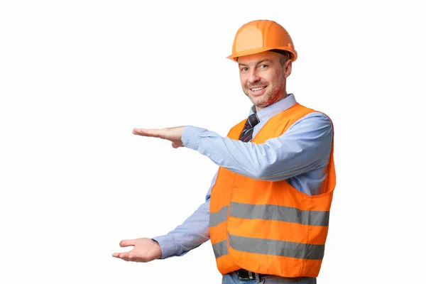 Trabalhador alegre segurando edifício invisível Gesturing com as mãos, fundo branco — Fotografia de Stock