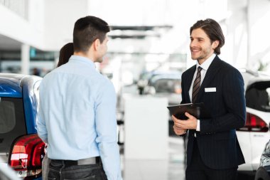 Satış elemanı Oto Showroom 'da Çift Araba Teklif Ediyor