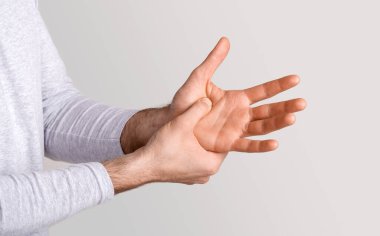 Vücut ağrısı. Erkek, eklem iltihabı ya da yaralanma yüzünden elini eliyle bastırır.