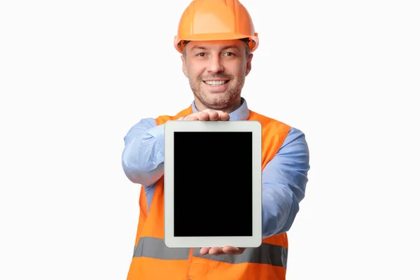Repairman Zeigt Tablet leeren Bildschirm vor weißem Studiohintergrund — Stockfoto