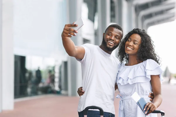 Smekmånad Minnen. Glad romantisk svart par tar selfie nära flygplatsen terminal — Stockfoto