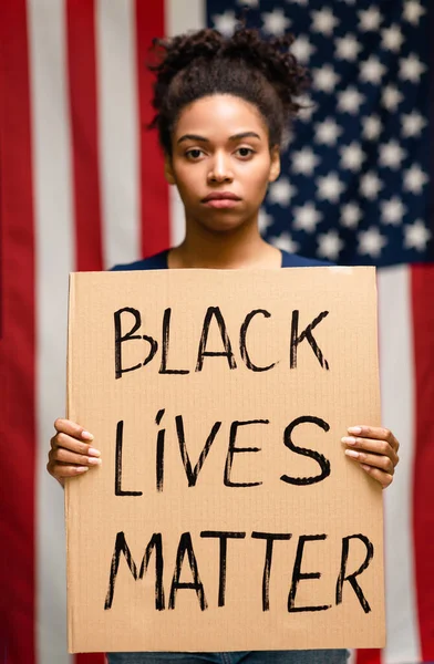 Afroamerikanerin steht mit Poster Black Lives Matter — Stockfoto