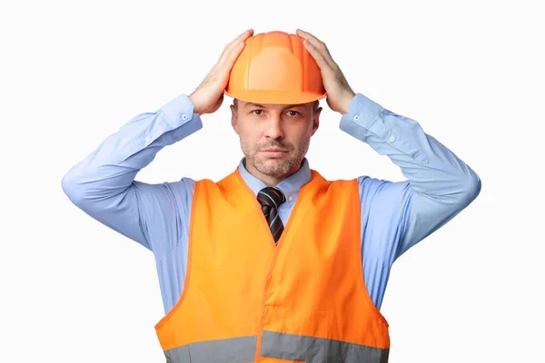 Lavoratore edile che indossa il casco Hardhat in piedi su sfondo bianco Studio — Foto Stock