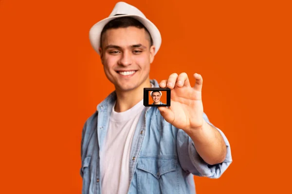 Веселый молодой человек турист с помощью камеры — стоковое фото