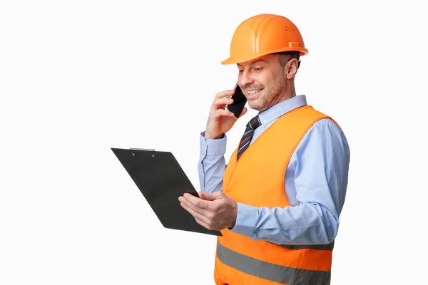 Εργάτης οικοδομών μιλώντας στο τηλέφωνο κρατώντας φάκελο πάνω από λευκό φόντο — Φωτογραφία Αρχείου