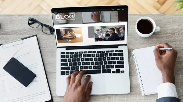 아프리카 계 미국인 사업가가 노트북 컴퓨터를 사용하는 모습, 비즈니스 블로그를 스크린에 올려놓은 모습, 콜라주 — 스톡 사진