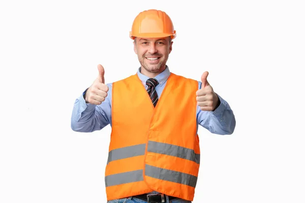 Trabalhador de construção Gesturing polegares para cima posando sobre fundo branco — Fotografia de Stock