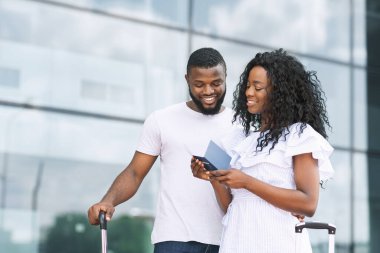 Yeni Distinations. Mutlu Afrikalı çift ayrılmadan önce pasaport ve biletleri kontrol ediyor.