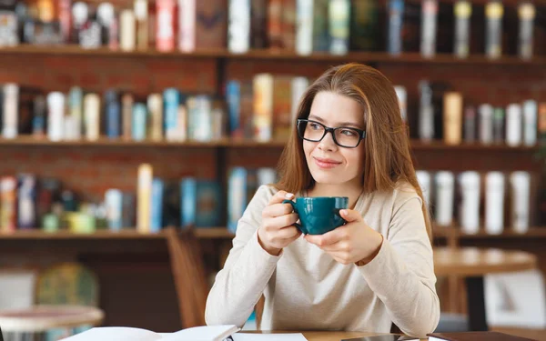 Pensive jong meisje met koffiepauze in cafe alleen — Stockfoto