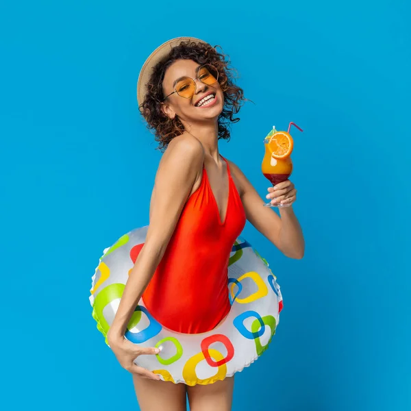 Beach Party Mood. Menina preta em maiô segurando coquetel de verão, desfrutando de férias — Fotografia de Stock