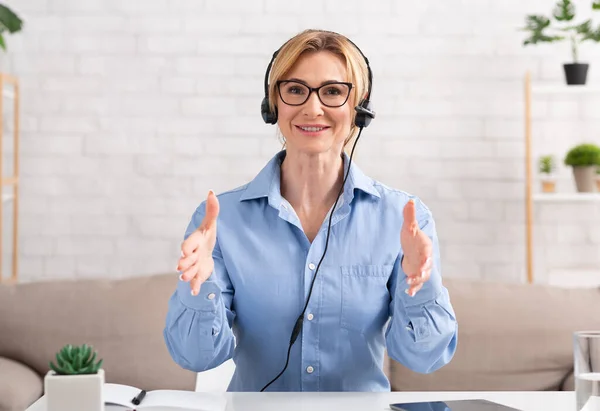 Lernen aus der Ferne. Professionelle weibliche Tutorin gibt Online-Sprachunterricht — Stockfoto