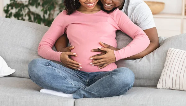 Gebeten van zwart verwacht paar aanraken vrouw buik — Stockfoto