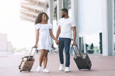 Tatile çıkıyorum. Romantik Afro Çift, Bagajın Yanında Yürüyor