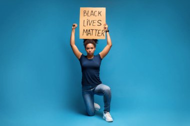Afro-Amerikalı bir kadın siyah yaşamını protesto ediyor.