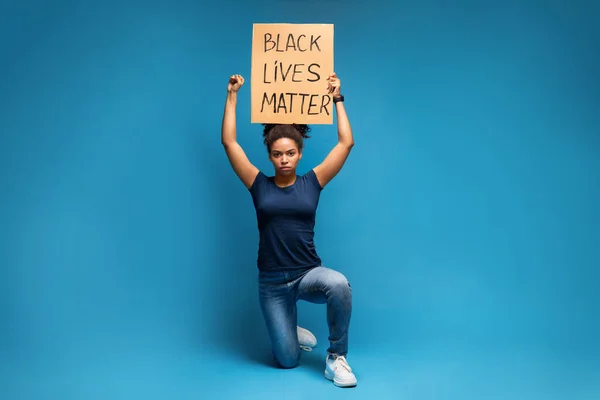 Afrikansk amerikansk kvinna protesterar med plakat Svarta liv betyder något — Stockfoto