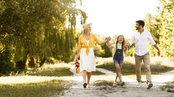 Family Going On Picnic On Summer Weekend In Countryside, Panorama — Stock Photo, Image