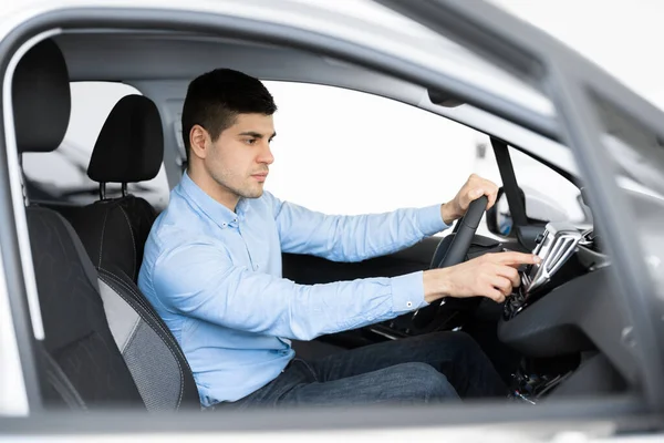 Jonge zakenman zit in het nieuwe Auto Checking Dashboard — Stockfoto