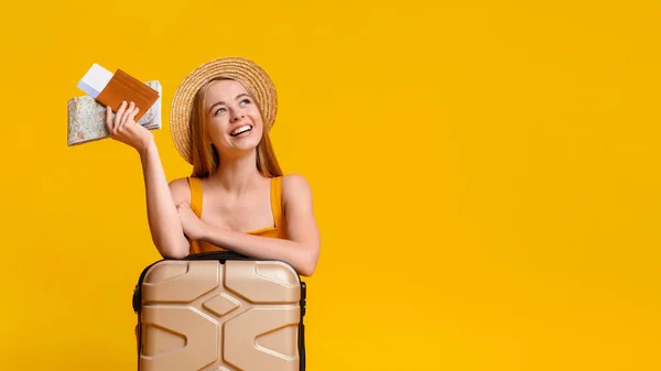 Vakációról álmodik. Töprengő lány utazási jegyek támaszkodva bőrönd — Stock Fotó