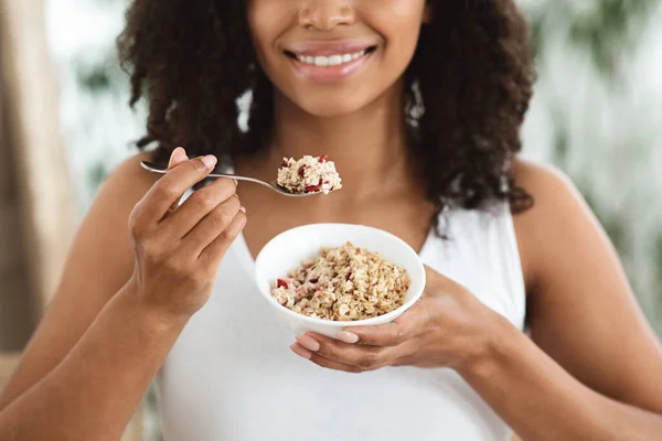 Healthy Nutrition. Unrecognizable Black Woman Enjoying Oatmeals With Fruits, Cropped Image — Stock Photo, Image