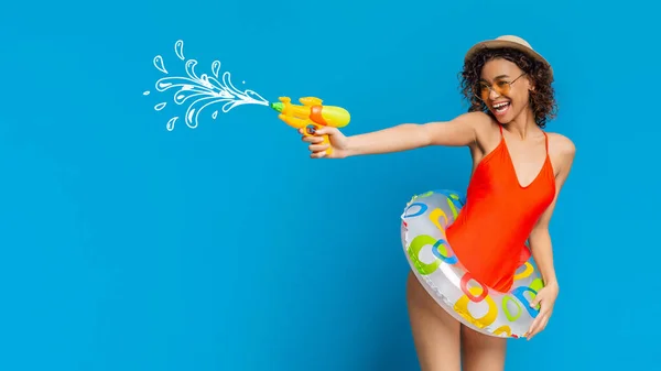 水鉄砲で遊ぶ水着姿の陽気な黒人女性の創造的なコラージュ — ストック写真